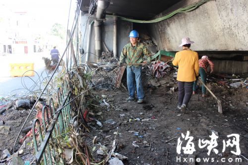 　　工人們正在清理垃圾，今后橋下將進(jìn)行綠化
